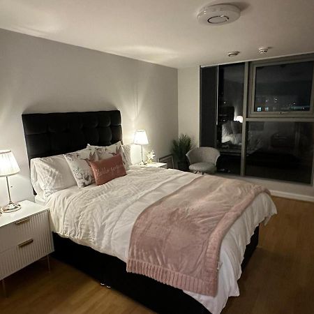 Modern City Centre Apartment In Swindon Exterior photo