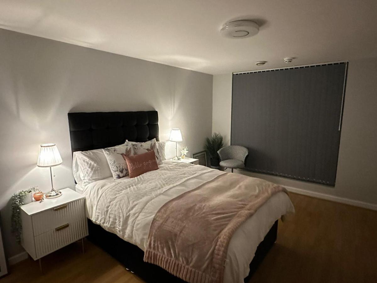 Modern City Centre Apartment In Swindon Exterior photo