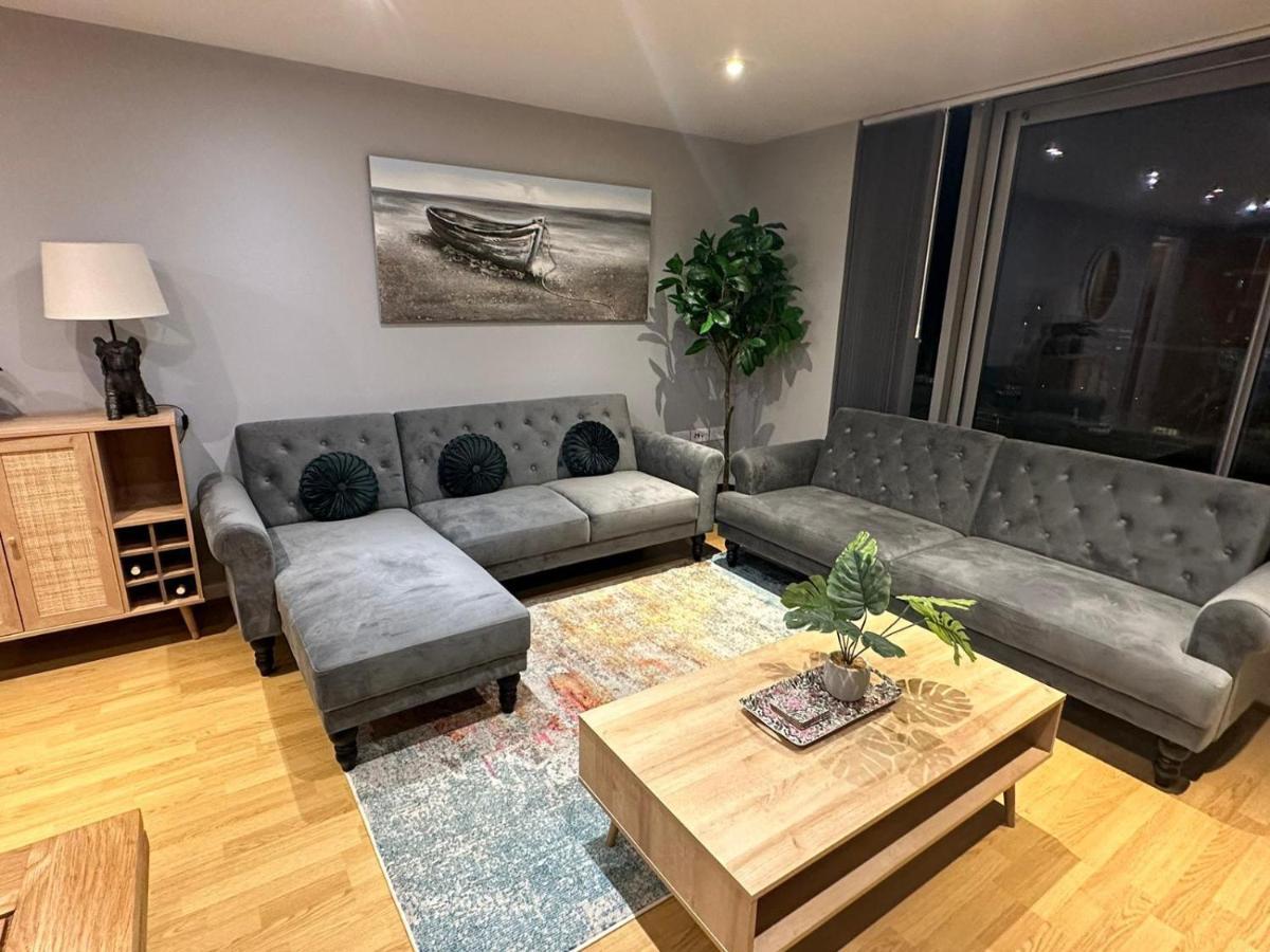 Modern City Centre Apartment In Swindon Exterior photo