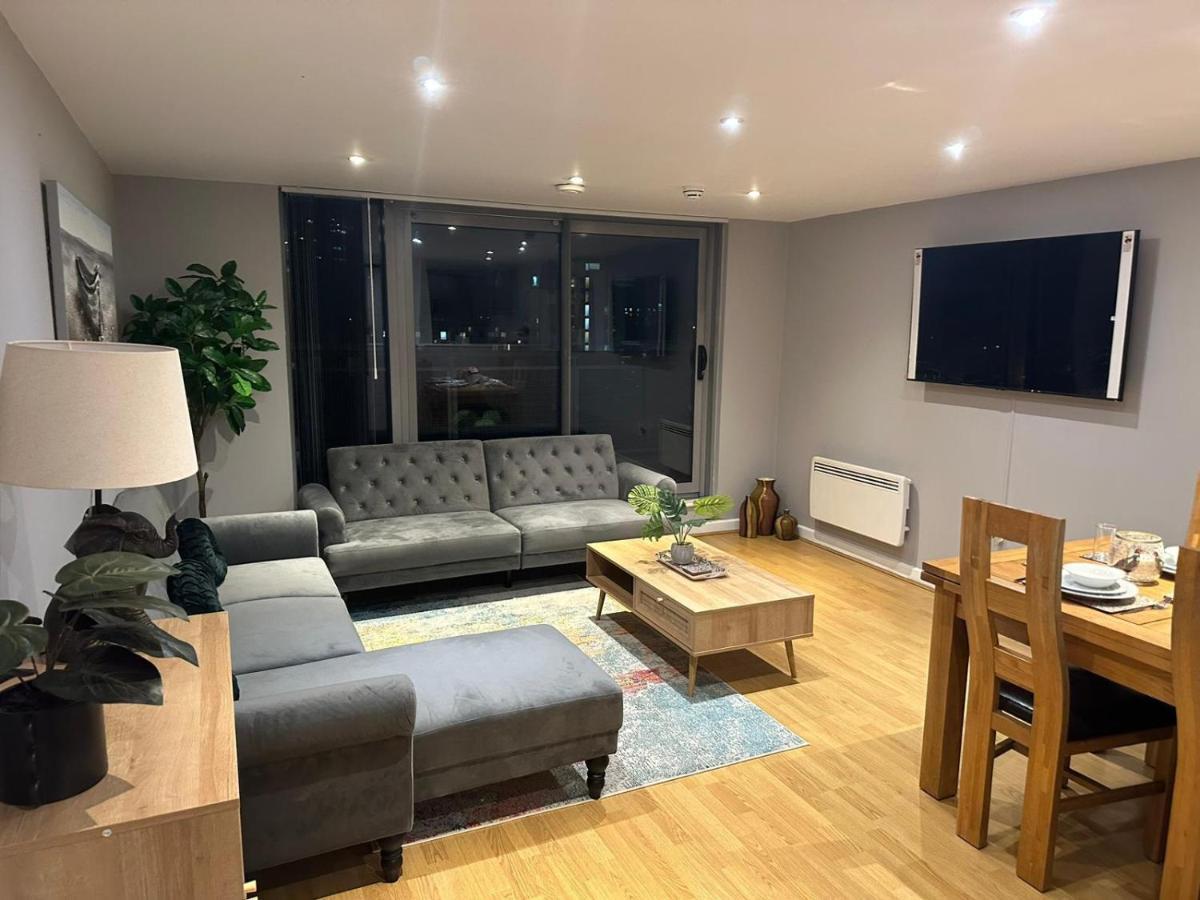 Modern City Centre Apartment In Swindon Exterior photo